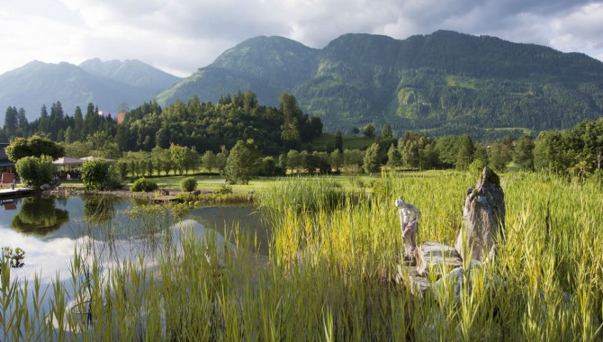 Hauseigener Natur-Schwimmteich mit Sonnenterrasse