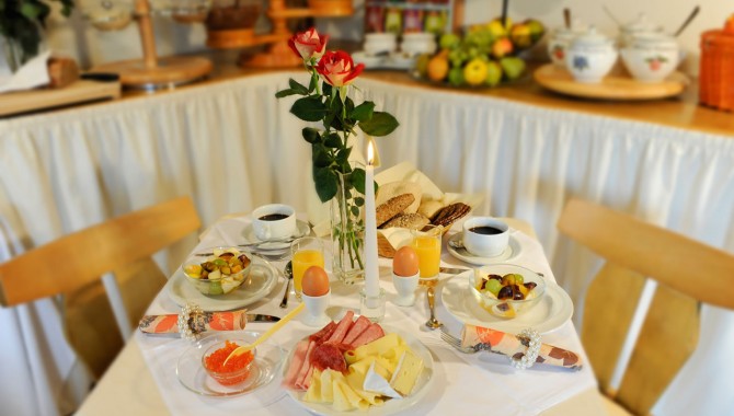 Das reichhaltige Frühstück stärkt für den Urlaubstag in Goldegg