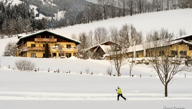 Langlaufen vor der Sportpension Goldegg