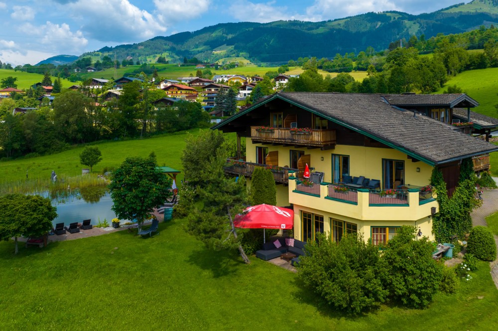 Die Sportpension Goldegg aus der Vogelperspektive