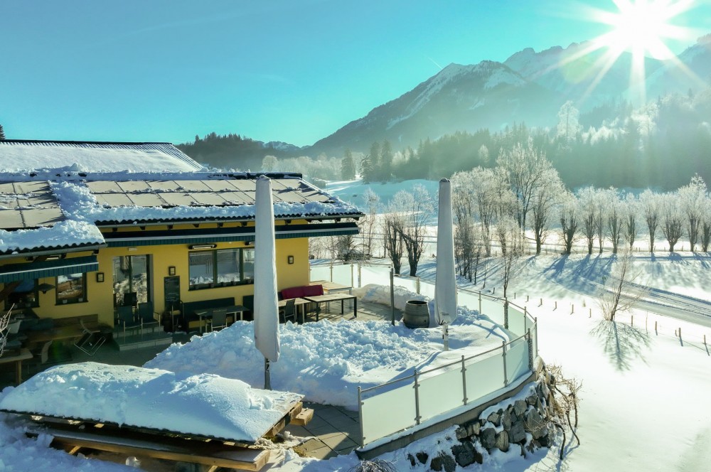 Sportpension Goldegg mit Ausblick auf die Salzburger Bergwelt