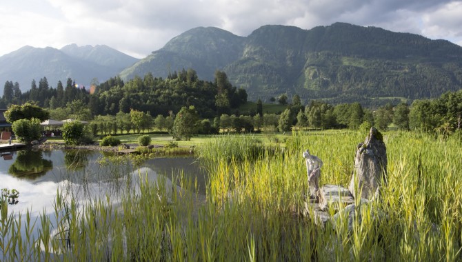 Atemberaubende Aussicht auf die Pongauer Bergwelt beim Schwimmen im Natur-Schwimmteich
