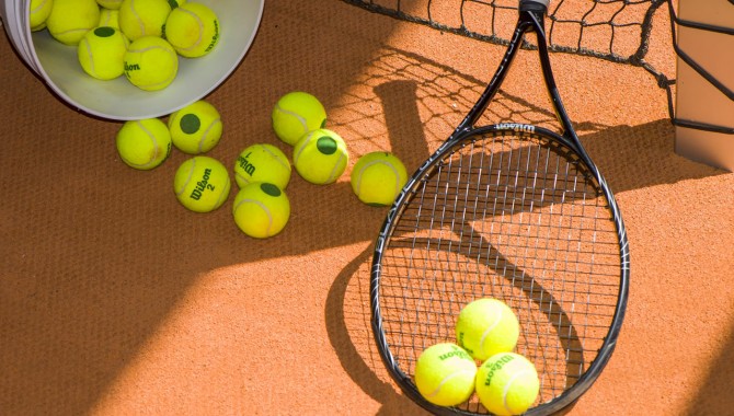 Bälle und Tennisschläger