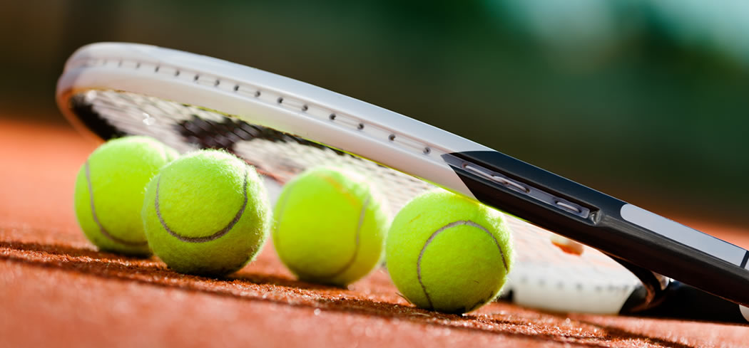 Tennisbälle und Tennisschläger