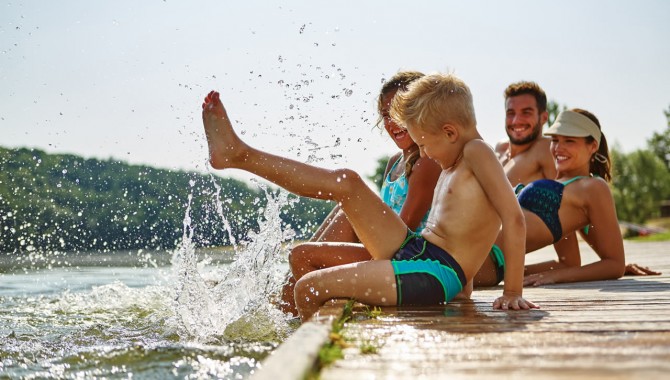 Schwimmen im Natur-Badesee in Goldegg
